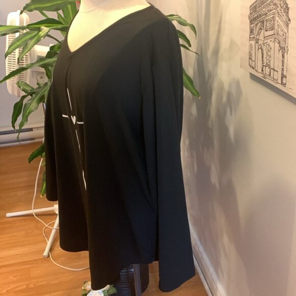 Nwot Long Black Short Sleeve Tee With White Cross And Heart - Picture 4 of 7